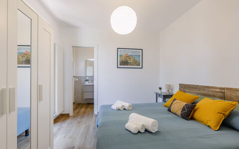 Il Pino Apartment: Meubilair, Bed, Interieur Ontwerp, Verdieping, Flooring, Slaapkamer, Muur, Bedding, Laken, Hout