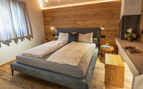 Baita Piciola: Interieur Ontwerp, Hout, Flooring, Slaapkamer, Meubilair, Bed, Verdieping, Plafond, Bed Frame, Bedding