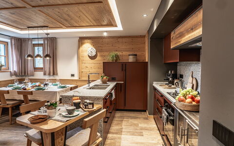 Baita Granda: Meubilair, Interieur Ontwerp, Hout, Keuken, Flooring, Tafel, Countertop, Plafond, Keuken En Eettafel, Stoel