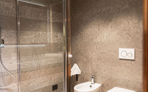 Baita Granda: Badkamer, Flooring, Verdieping, Loodgieterswerkinrichting, Toilet, Muur, Interieur Ontwerp, Wc Bril, Loodgieter, Tegel