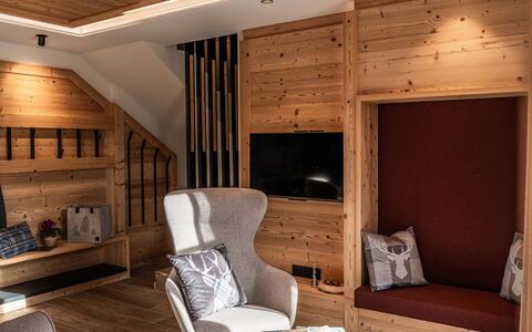Baita Granda: Meubilair, Interieur Ontwerp, Flooring, Hout, Verdieping, Plafond, Woonkamer, Verlichting, Huis, Kamer