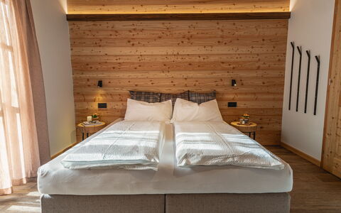 Baita Granda: Interieur Ontwerp, Hout, Meubilair, Slaapkamer, Flooring, Bed, Verdieping, Laken, Plafond, Bedding