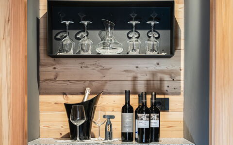 Baita Granda: Hout, Glaswerk, Stellingen, Plank, Meubilair, Fles, Glas, Wijn