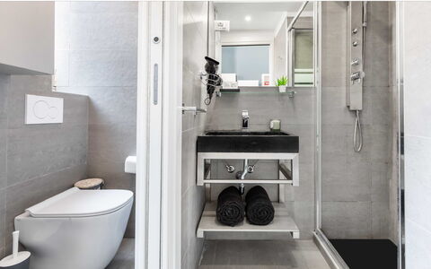 Duomo In 8 Stop: Loodgieterswerkinrichting, Badkamer, Flooring, Toilet, Verdieping, Interieur Ontwerp, Wc Bril, Loodgieter, Wastafel, Kraan