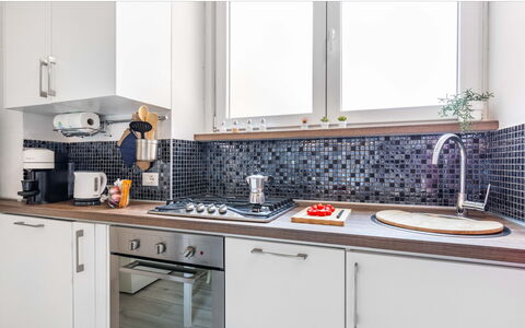 Duomo In 8 Stop: Keuken, Countertop, Interieur Ontwerp, Flooring, Loodgieterswerkinrichting, Kraan, Wastafel, Tegel, Gootsteen, Toestel Van De Keuken