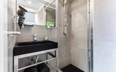 Duomo In 8 Stop: Loodgieterswerkinrichting, Badkamer, Flooring, Verdieping, Interieur Ontwerp, Loodgieter, Kraan, Wastafel, Tegel, Toilet