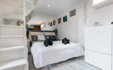 Duomo In 8 Stop: Meubilair, Interieur Ontwerp, Flooring, Muur, Verdieping, Hout, Kamer, Slaapkamer, Plafond, Bed