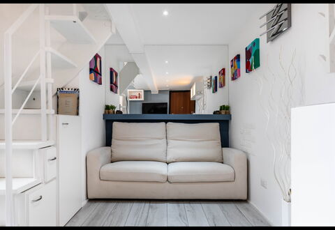 Duomo In 8 Stop: Meubilair, Interieur Ontwerp, Bankstel, Flooring, Verdieping, Muur, Hout, Kamer, Woonkamer, Appartement