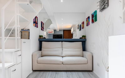 Duomo In 8 Stop: Meubilair, Interieur Ontwerp, Bankstel, Flooring, Verdieping, Muur, Hout, Kamer, Woonkamer, Appartement