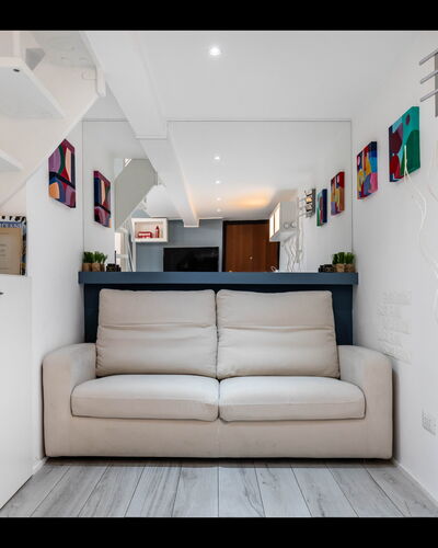 Duomo In 8 Stop: Meubilair, Interieur Ontwerp, Bankstel, Flooring, Verdieping, Muur, Hout, Kamer, Woonkamer, Appartement