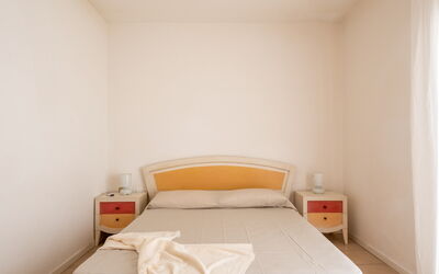 Appartamento Gabbiano: Meubilair, Slaapkamer, Bed, Hout, Laken, Interieur Ontwerp, Verdieping, Bedding, Flooring, Kamer
