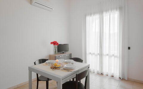 Le Fontane Apartments In Villasimius: Meubilair, Interieur Ontwerp, Flooring, Verdieping, Stoel, Kamer, Keuken En Eettafel, Plafond, Appartement, Eetkamer