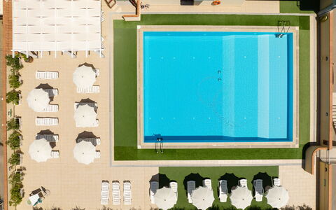 Le Fontane Apartments In Villasimius: Zwembad, Toevlucht, Flooring, Interieur Ontwerp, Verdieping, Meubilair, Vrije Tijd, Thermae, Recreatiecentrum, Stoel