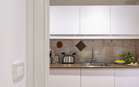 Suite Trastevere: Keuken, Toestel Van De Keuken, Countertop, Interieur Ontwerp, Major Appliance, Cabinetry, Muur, Flooring, Hout, Meubilair
