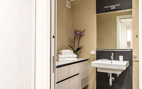 Suite Trastevere: Interieur Ontwerp, Muur, Flooring, Verdieping, Loodgieterswerkinrichting, Wastafel In De Badkamer, Badkamer, Badkamerkast, Wastafel, Spiegel