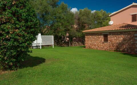 San Teodoro Apartments: Tuin, Schaduw, Gazon, Backyard, Zwembad, Landscaping, Werf, Hacienda, Boerderij