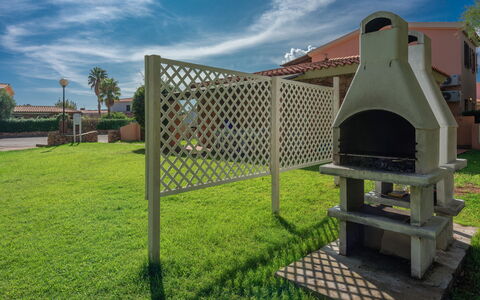 San Teodoro Apartments: Tuin, Gazon, Schaduw, Backyard, Werf, Landscaping, Kunstgras, Outdoor Structuur, Binnenplaats, Park