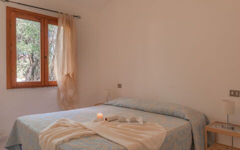 San Teodoro Apartments: Interieur Ontwerp, Hout, Slaapkamer, Verdieping, Flooring, Meubilair, Bed, Textiel, Laken, Plafond