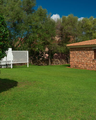 San Teodoro Apartments: Tuin, Schaduw, Gazon, Backyard, Zwembad, Landscaping, Werf, Hacienda, Boerderij