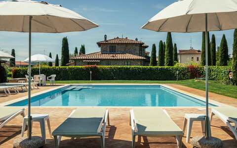 La Pergola: Zwembad, Buitenmeubels, Ligstoel, Toevlucht, Buitentafel, Paraplu, Eco Hotel, Villa, Stoel, Schaduw