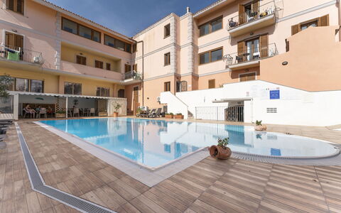Cristal Blu Apartments In Santa Teresa Gallura: Zwembad, Toevlucht, Woongebied, Appartement, Menselijke Nederzetting, Thermae, Hotel, Paraplu, Recreatiecentrum, Balkon