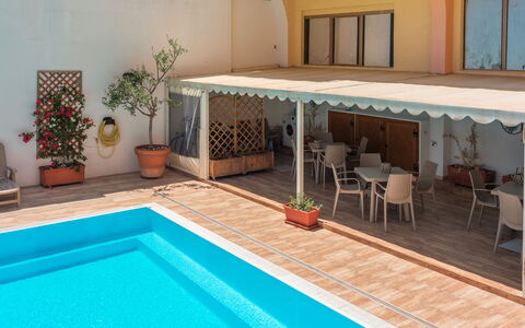 Cristal Blu Apartments In Santa Teresa Gallura: Zwembad, Verdieping, Flooring, Meubilair, Samengesteld Materiaal, Toevlucht, Buitenmeubels, Schaduw, Vrije Tijd, Eco Hotel