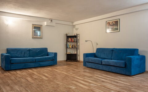 Cristal Blu Apartments In Santa Teresa Gallura: Meubilair, Bankstel, Flooring, Verdieping, Interieur Ontwerp, Hout, Woonkamer, Houten Vloer, Kamer, Appartement