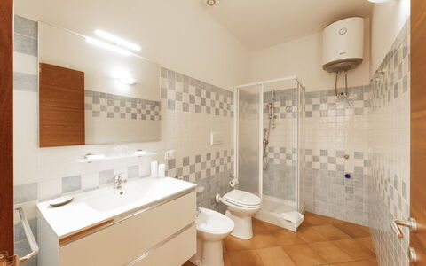 Cristal Blu Apartments In Santa Teresa Gallura: Flooring, Verdieping, Interieur Ontwerp, Loodgieterswerkinrichting, Badkamer, Plafond, Loodgieter, Tegel, Toilet