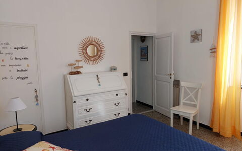 Casa Annalù With Garden, Wifi, Bogliasco: Meubilair, Muur, Flooring, Verdieping, Interieur Ontwerp, Slaapkamer, Hout, Bed, Kamer, Verlichting