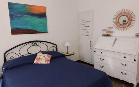 Casa Annalù With Garden, Wifi, Bogliasco: Meubilair, Bed, Slaapkamer, Bedding, Interieur Ontwerp, Laken, Verdieping, Flooring, Hout, Linens