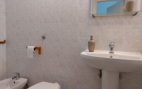 Casa Annalù With Garden, Wifi, Bogliasco: Badkamer, Wastafel In De Badkamer, Loodgieterswerkinrichting, Muur, Wastafel, Flooring, Interieur Ontwerp, Verdieping, Toilet, Wc Bril