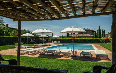 Il Roseto: Zwembad, Toevlucht, Buitenmeubels, Tuin, Hacienda, Landgoed, Gazon, Ligstoel, Villa, Werf