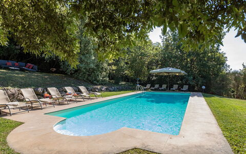 Villa Linchiano: Zwembad, Blauw, Toevlucht, Schaduw, Buitenmeubels, Thermae, Tuin, Eco Hotel, Vrije Tijd, Waterpartij