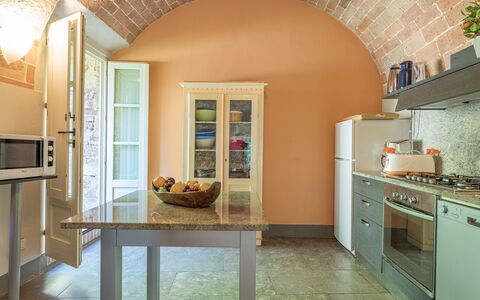 Villa Linchiano: Meubilair, Interieur Ontwerp, Flooring, Muur, Hout, Plafond, Keuken, Verdieping, Countertop, Stoel