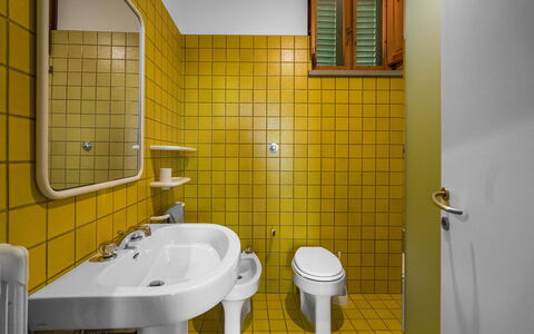 Il Villino Del Collezionista With Pool In Pistoia: Loodgieterswerkinrichting, Geel, Flooring, Badkamer, Loodgieter, Verdieping, Kraan, Wastafel, Tegel, Wastafel In De Badkamer