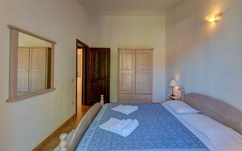 Apartment Sardinia Seaside Ac And Wifi: Meubilair, Flooring, Verdieping, Interieur Ontwerp, Bed, Slaapkamer, Plafond, Bed Frame, Laken, Kamer