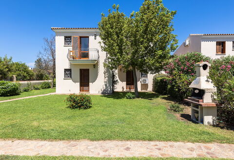 Budoni Homes Seaside, Ac And Bike: Woongebied, Huis, Huis, Menselijke Nederzetting, Gazon, Tuin, Landgoed, Schaduw, Werf, Landscaping