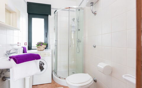 Appartamento Lido Specchiolla: Badkamer, Loodgieterswerkinrichting, Interieur Ontwerp, Flooring, Verdieping, Toilet, Wastafel In De Badkamer, Wastafel, Loodgieter, Wc Bril