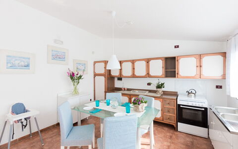 Appartamento Lido Specchiolla: Meubilair, Interieur Ontwerp, Flooring, Keuken, Verdieping, Kamer, Tafel, Verlichting, Stoel, Huis