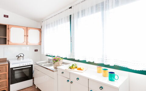 Appartamento Lido Specchiolla: Keuken, Interieur Ontwerp, Countertop, Major Appliance, Cabinetry, Flooring, Meubilair, Toestel Van De Keuken, Huis, Kamer
