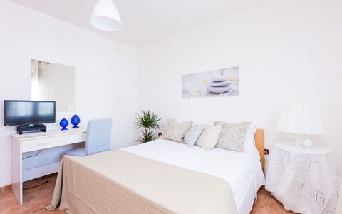 Appartamento Lido Specchiolla: Meubilair, Bed, Interieur Ontwerp, Slaapkamer, Verdieping, Hout, Flooring, Kamer, Laken, Bedding