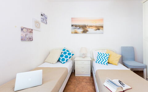 Appartamento Lido Specchiolla: Meubilair, Interieur Ontwerp, Verdieping, Flooring, Kamer, Appartement, Hoofdkussen, Kussen Gooien, Slaapkamer, Bed