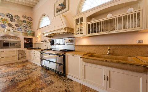 Villa Yvonne: Keuken, Countertop, Interieur Ontwerp, Meubilair, Cabinetry, Flooring, Hout, Toestel Van De Keuken, Fornuis, Plafond