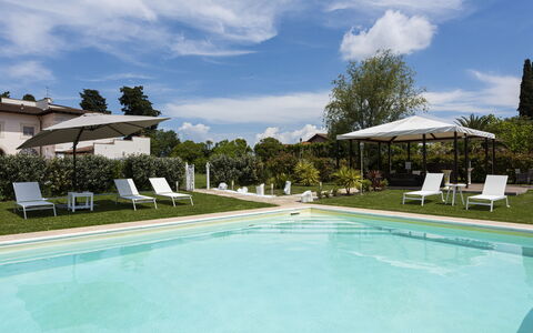 Villa Yvonne: Zwembad, Tuin, Landgoed, Gazon, Hacienda, Toevlucht, Landscaping, Villa, Werf, Binnenplaats