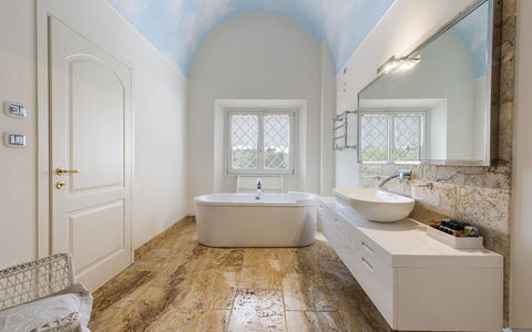 Villa Yvonne: Flooring, Muur, Verdieping, Interieur Ontwerp, Plafond, Loodgieterswerkinrichting, Badkamer, Verlichting, Tegel