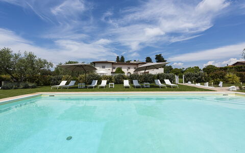 Villa Yvonne: Zwembad, Tuin, Gazon, Landgoed, Hacienda, Boerderij, Villa, Landscaping, Toevlucht, Werf