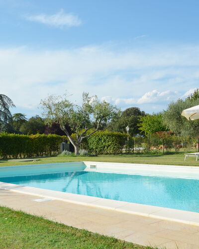 Villa Yvonne: Zwembad, Toevlucht, Buitenmeubels, Tuin, Gazon, Schaduw, Hacienda, Landscaping, Landgoed, Eco Hotel