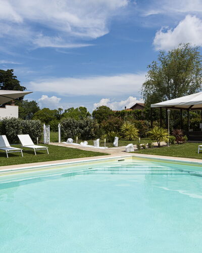 Villa Yvonne: Zwembad, Tuin, Landgoed, Gazon, Hacienda, Toevlucht, Landscaping, Villa, Werf, Binnenplaats
