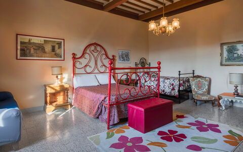Ely Apartment In Villa, Wifi, Terricciola, Pisa: Muur, Meubilair, Slaapkamer, Interieur Ontwerp, Bed, Verdieping, Bedding, Linens, Laken, Bed Frame