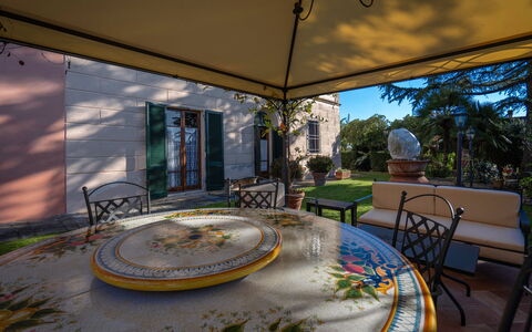 Ely Apartment In Villa, Wifi, Terricciola, Pisa: Deur, Bloempot, Tuin, Schaduw, Stoel, Landgoed, Kamerplant, Werf, Landscaping, Ontwerp